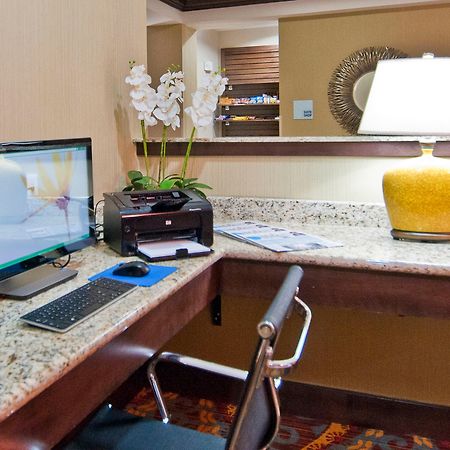 Holiday Inn Express & Suites San Antonio Frost Bank Center By Ihg Exterior photo