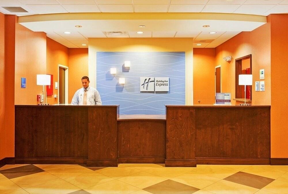 Holiday Inn Express & Suites San Antonio Frost Bank Center By Ihg Exterior photo