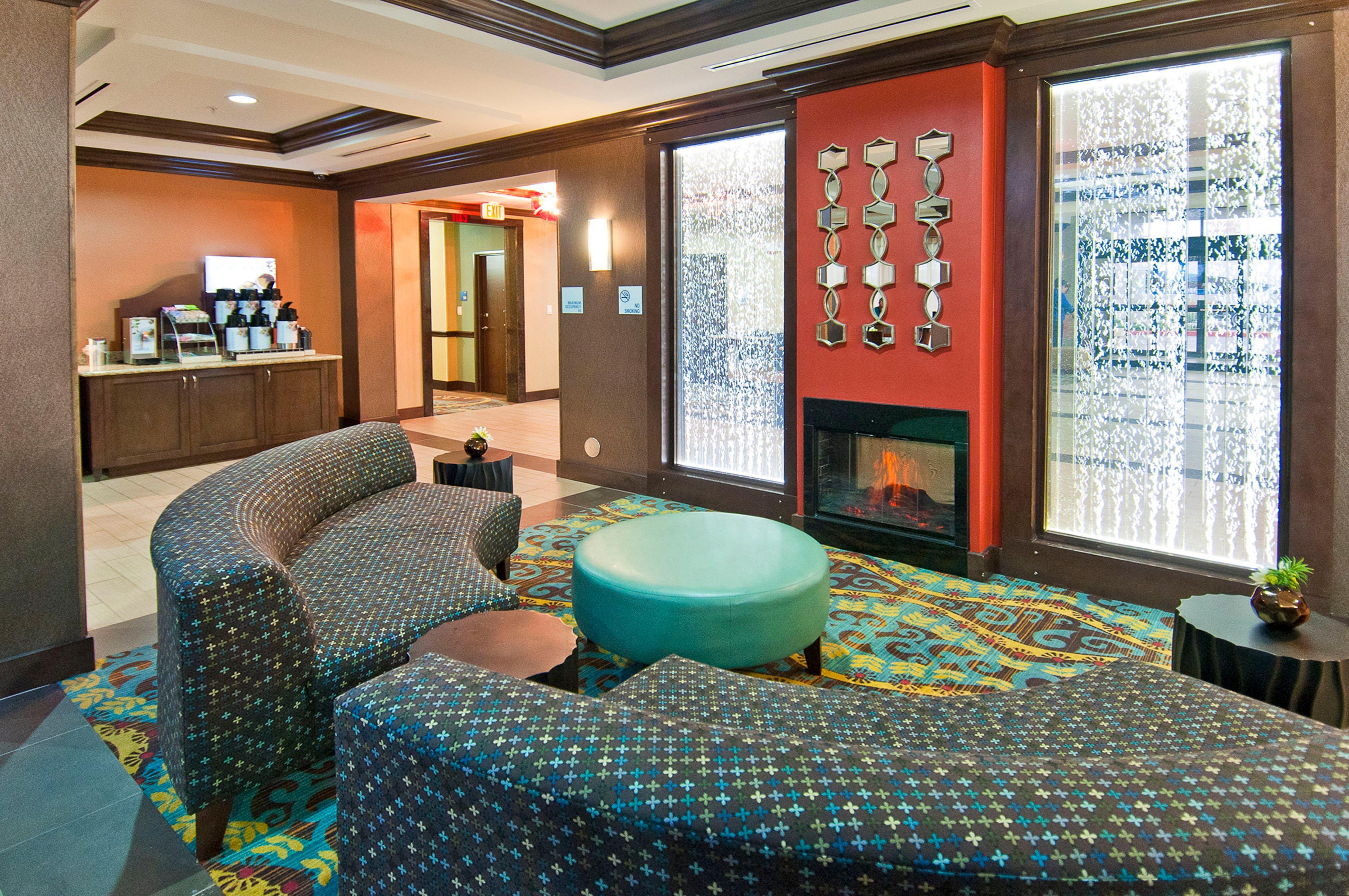 Holiday Inn Express & Suites San Antonio Frost Bank Center By Ihg Exterior photo