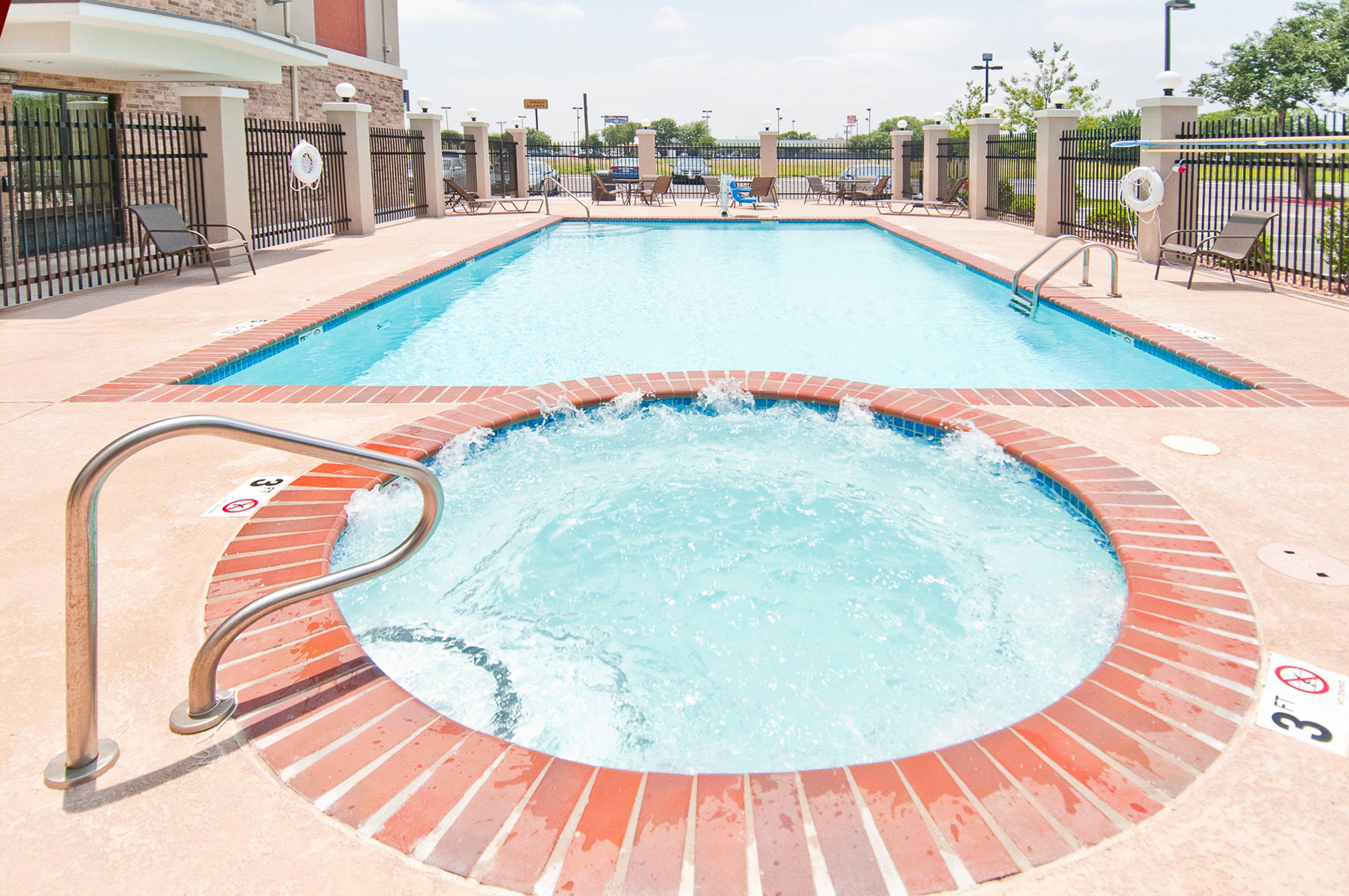 Holiday Inn Express & Suites San Antonio Frost Bank Center By Ihg Exterior photo