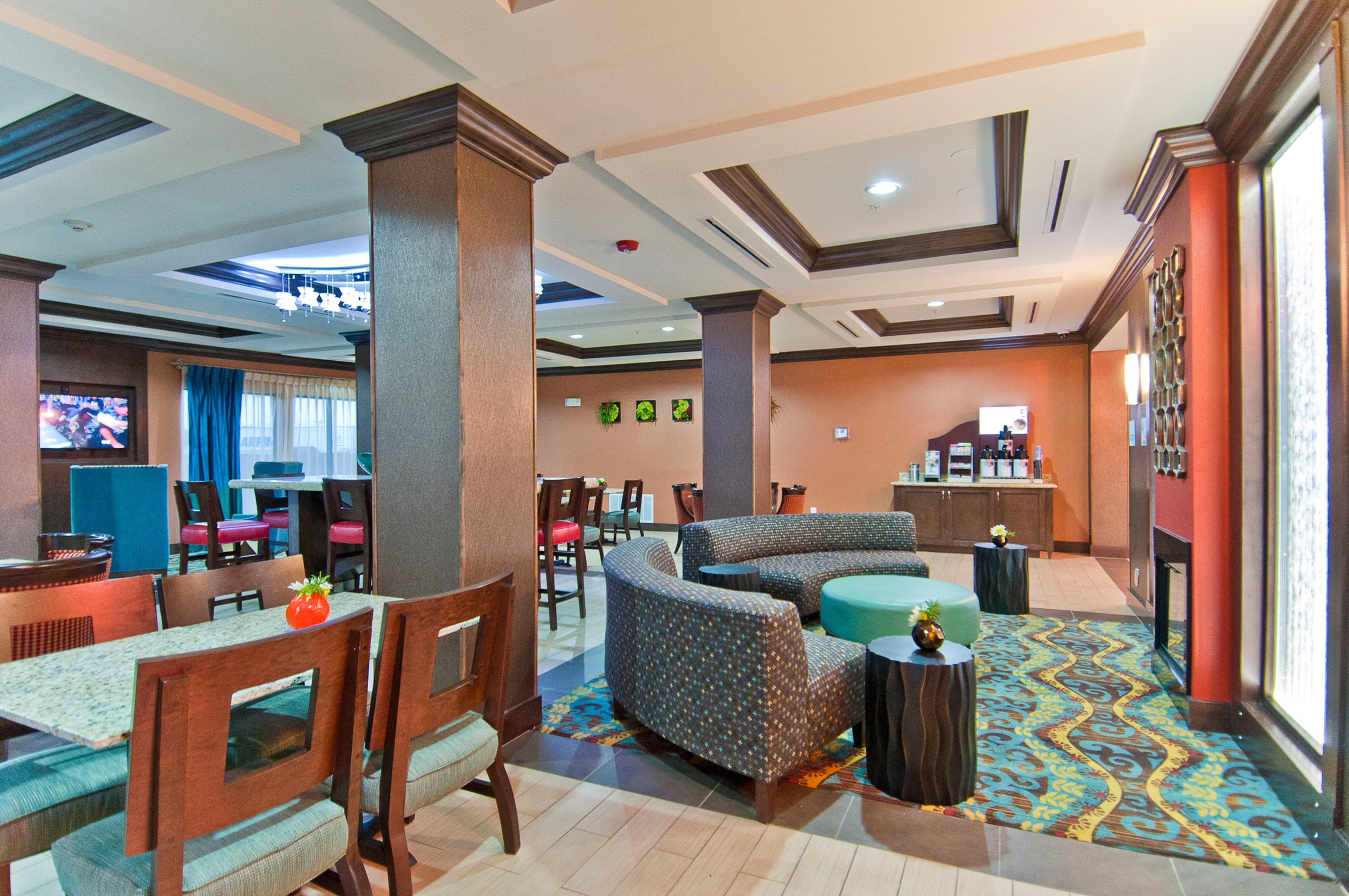 Holiday Inn Express & Suites San Antonio Frost Bank Center By Ihg Exterior photo