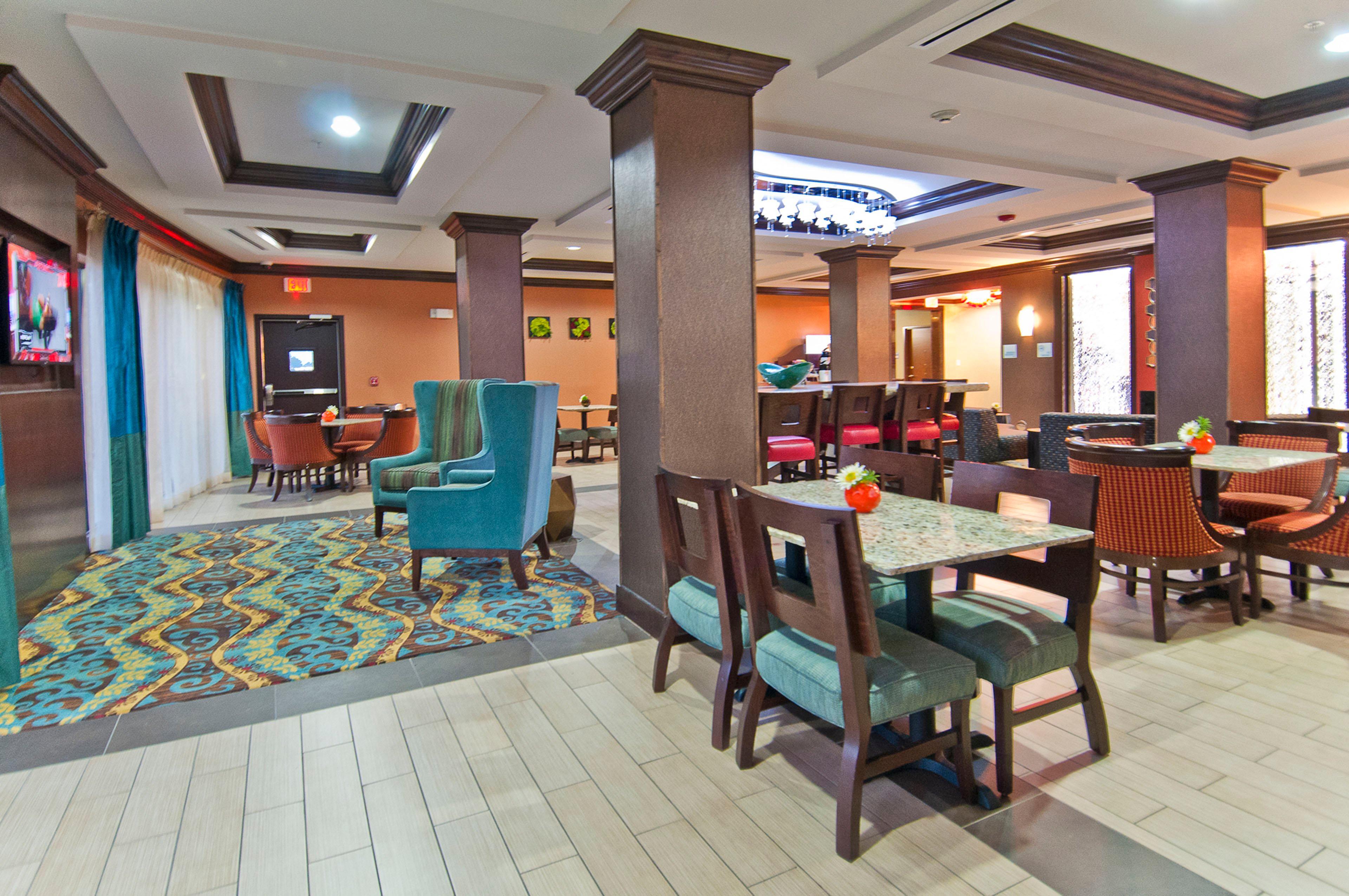 Holiday Inn Express & Suites San Antonio Frost Bank Center By Ihg Exterior photo