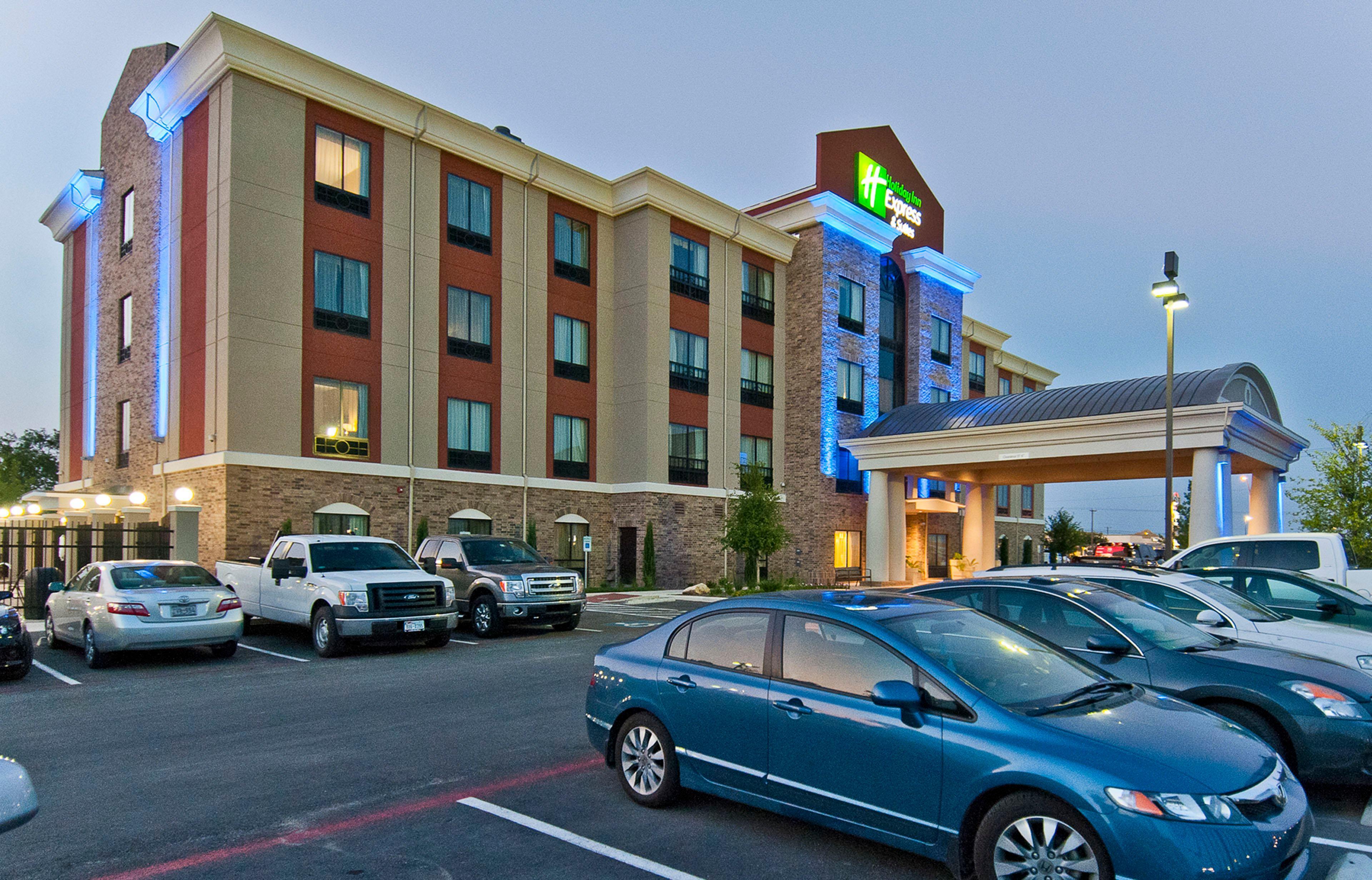 Holiday Inn Express & Suites San Antonio Frost Bank Center By Ihg Exterior photo